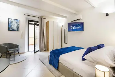 Letto o letti in una camera di Modern Minimalist Loft with Terrace and Parking