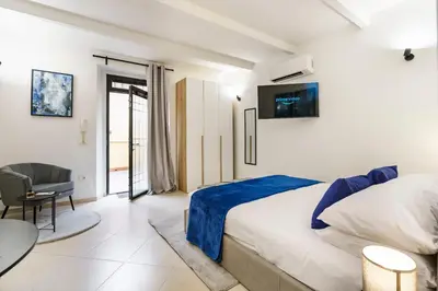Letto o letti in una camera di Modern Minimalist Loft with Terrace and Parking
