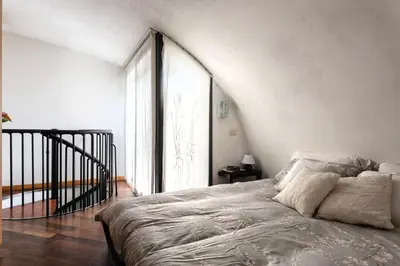 Letto o letti in una camera di Bright Penthouse with Panoramic Sunlit Terrace