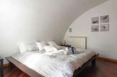 Letto o letti in una camera di Bright Penthouse with Panoramic Sunlit Terrace