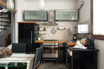 Cucina o angolo cottura di Bright Penthouse with Panoramic Sunlit Terrace