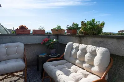 Area soggiorno di Bright Penthouse with Panoramic Sunlit Terrace