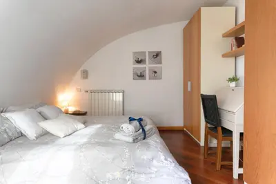 Letto o letti in una camera di Bright Penthouse with Panoramic Sunlit Terrace