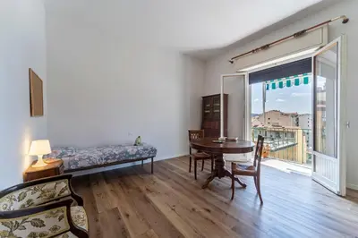 Balcone o terrazza di UNYCA - Spacious Florence 3-bedroom Apartment
