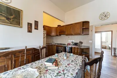 Cucina o angolo cottura di UNYCA - Spacious Florence 3-bedroom Apartment