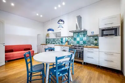 Cucina o angolo cottura di YD Bright 2-Bedroom Retreat with Elevator