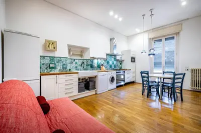 Cucina o angolo cottura di YD Bright 2-Bedroom Retreat with Elevator