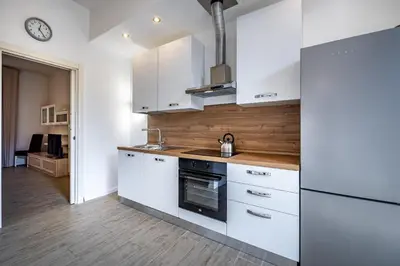 Cucina o angolo cottura di iD Light-Filled Home with Garden Oasis