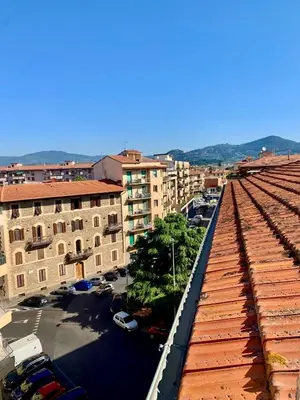 Vista generica sulle montagne o vista sulle montagne dall'interno dell'appartamento