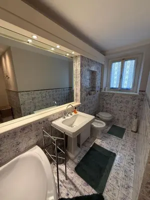 Bagno di Stylish 3-Bedroom Apartment in Prestigious Florence