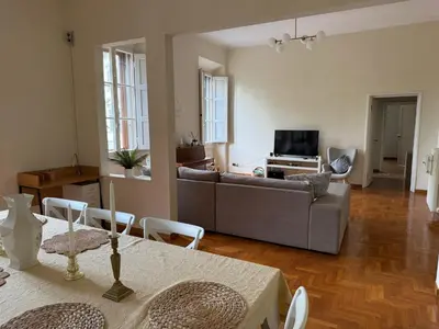 TV o dispositivi per l'intrattenimento presso Stylish 3-Bedroom Apartment in Prestigious Florence
