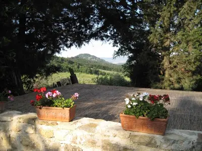 Vista generica sulle montagne o vista sulle montagne dall'interno dell'appartamento