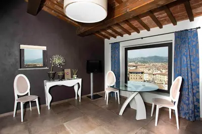 Vista generica sulle montagne o vista sulle montagne dall'interno dell'appartamento