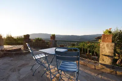 Vista generica sulle montagne o vista sulle montagne dall'interno dell'affittacamere