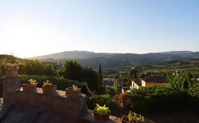Vista generica sulle montagne o vista sulle montagne dall'interno dell'affittacamere