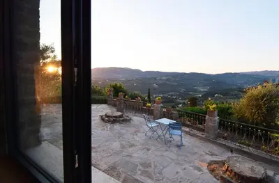 Vista generica sulle montagne o vista sulle montagne dall'interno dell'affittacamere