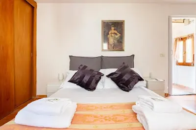 Letto o letti in una camera di Very Central Apartment 5 mins from Train Station and Duomo