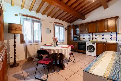 Cucina o angolo cottura di Very Central Apartment 5 mins from Train Station and Duomo