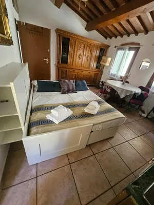 Area soggiorno di Very Central Apartment 5 mins from Train Station and Duomo