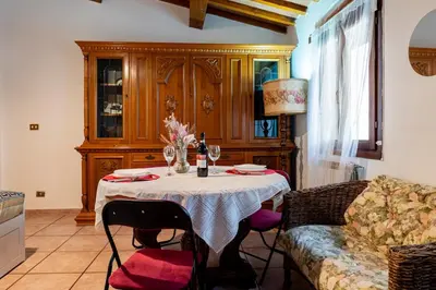 Area soggiorno di Very Central Apartment 5 mins from Train Station and Duomo