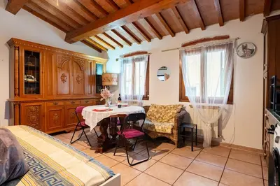 TV o dispositivi per l'intrattenimento presso Very Central Apartment 5 mins from Train Station and Duomo