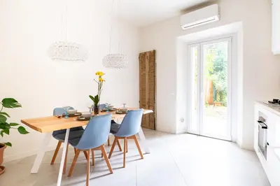 Area soggiorno di Private Garden & Space Florence 2-Bed Apt