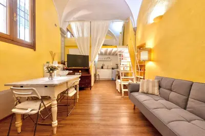 Area soggiorno di Loft al Duomo nel silenzio assoluto! No scale per entrare!