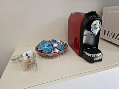 Set per la preparazione di tè e caffè presso Claudia San Donato Apartment