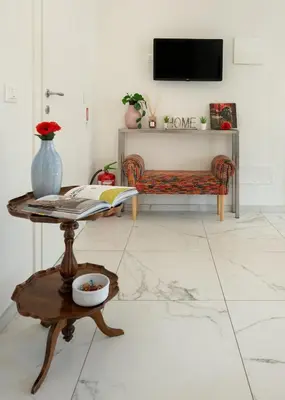 TV o dispositivi per l'intrattenimento presso Avelli Pia Fourth Floor with 2 Bathrooms - Florence Charming Apartments - Delightful and bright 4rd-floor apartment without elevator, overlooking one of Florence's most beautiful squares, Exceptionally located for exploring the city