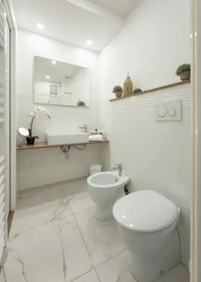 Bagno di Avelli Pia Fourth Floor with 2 Bathrooms - Florence Charming Apartments - Delightful and bright 4rd-floor apartment without elevator, overlooking one of Florence's most beautiful squares, Exceptionally located for exploring the city