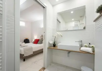 Letto o letti in una camera di Avelli Pia Fourth Floor with 2 Bathrooms - Florence Charming Apartments - Delightful and bright 4rd-floor apartment without elevator, overlooking one of Florence's most beautiful squares, Exceptionally located for exploring the city