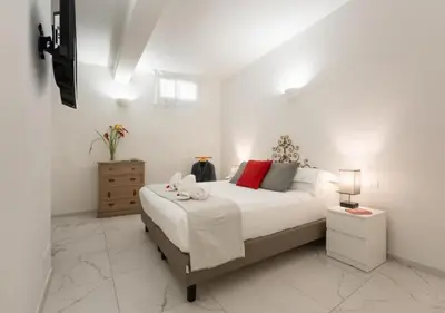 Letto o letti in una camera di Avelli Pia Fourth Floor with 2 Bathrooms - Florence Charming Apartments - Delightful and bright 4rd-floor apartment without elevator, overlooking one of Florence's most beautiful squares, Exceptionally located for exploring the city