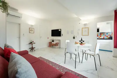 TV o dispositivi per l'intrattenimento presso Avelli Pia Fourth Floor with 2 Bathrooms - Florence Charming Apartments - Delightful and bright 4rd-floor apartment without elevator, overlooking one of Florence's most beautiful squares, Exceptionally located for exploring the city