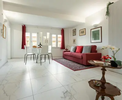 Area soggiorno di Avelli Pia Fourth Floor with 2 Bathrooms - Florence Charming Apartments - Delightful and bright 4rd-floor apartment without elevator, overlooking one of Florence's most beautiful squares, Exceptionally located for exploring the city