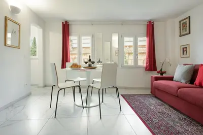 Area soggiorno di Avelli Pia Fourth Floor with 2 Bathrooms - Florence Charming Apartments - Delightful and bright 4rd-floor apartment without elevator, overlooking one of Florence's most beautiful squares, Exceptionally located for exploring the city