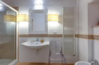 Bagno di Apartment Suite Teatro Verdi