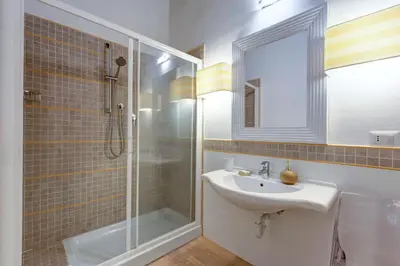 Bagno di Apartment Suite Teatro Verdi