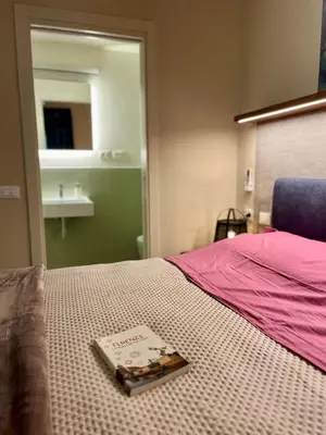 Letto o letti in una camera di La Porta Fiorentina - Luxury Apartment - Centro storico - 20 minuti da Firenze