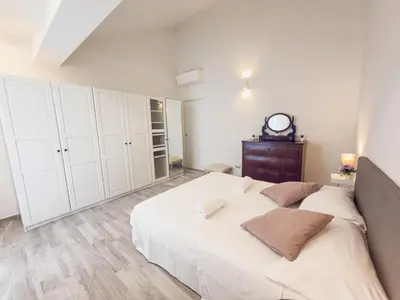 Letto o letti in una camera di Comfort Home Free Parking in Florence