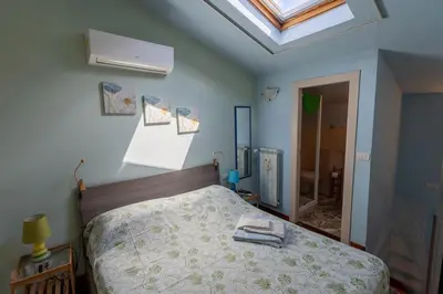Letto o letti in una camera di La Piccola Maison Firenze intera casa indipendente Careggi Rifredi