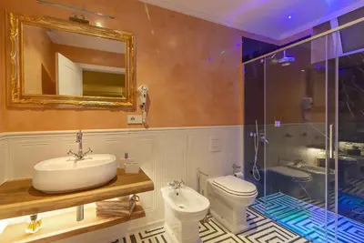 Bagno di Palazzo Guelfa Apt