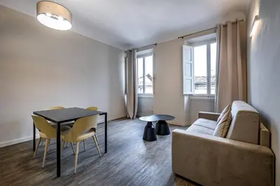 Area soggiorno di YD charming apartment near main station