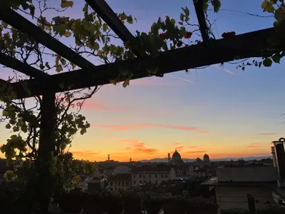 Alba o tramonto visti dall'interno della stanza in casa privata o dai dintorni