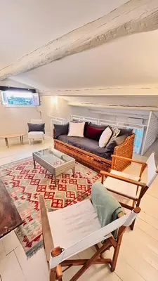 Area soggiorno di Borgo San Jacopo Penthouse by 360Rentals
