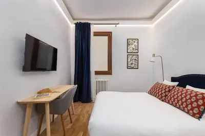 Letto o letti in una camera di Augustus Suite Vw Duomo Apt w 3 bad 3 bat Ac