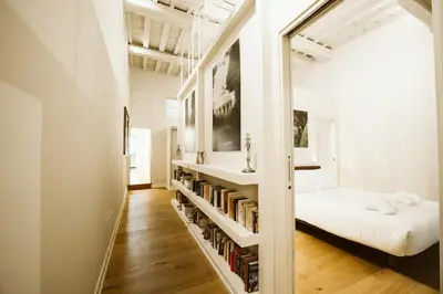 Letto o letti in una camera di Elegant Oltrarno - 2 King bedroom - walk to Pitti