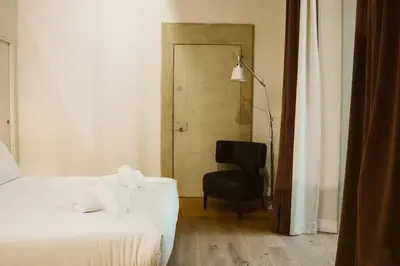 Letto o letti in una camera di Elegant Oltrarno - 2 King bedroom - walk to Pitti