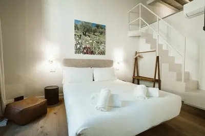 Letto o letti in una camera di Elegant Oltrarno - 2 King bedroom - walk to Pitti