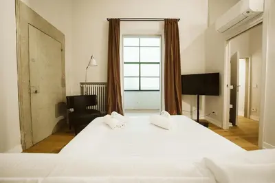 Letto o letti in una camera di Elegant Oltrarno - 2 King bedroom - walk to Pitti
