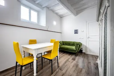 Area soggiorno di YD quiet 2BR apartment with private garden